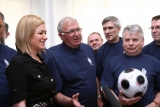Drużyna piłkarska senatorów z kierownikiem wicemarszałek Krystyną Bochenek